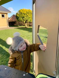 Kleines Spielhaus Beca mit Spielwand und Fenster - LEDON Basic - LB084 – Bild 8