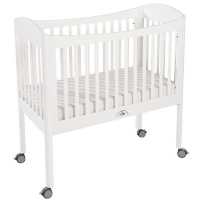 Erhöhtes Babybett mit Gitterstäben