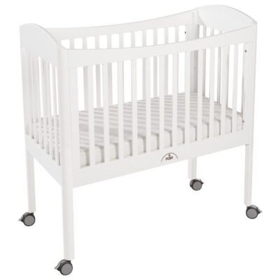Erhöhtes Babybett mit Gitterstäben