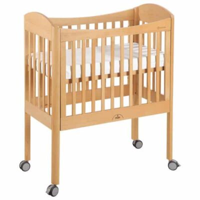 Platzsparendes Babybett mit Gitterstäben