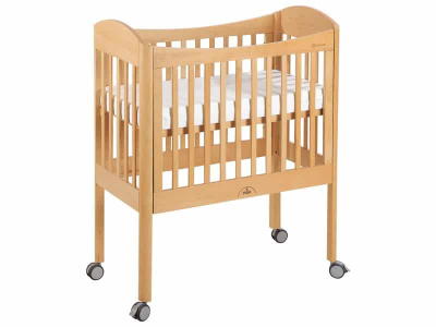 Platzsparendes Babybett mit Gitterstäben