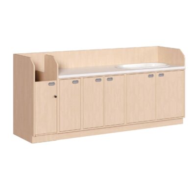 Wickelkommode mit verschließbaren Treppenaufgang, Badewanne und Türen