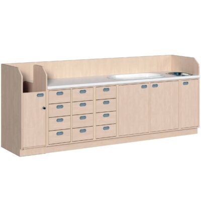 Wickelkommode mit verschließbaren Treppenaufgang, Badewanne, Waschbecken und 12 Dekorschüben