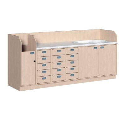 Wickelkommode mit verschließbaren Treppenaufgang, Badewanne und 15 Dekorschüben