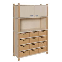 Stollenschrank mit großen Massivholzkästen und Oberschrank