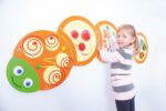 Wandspielobjekt Raupe „Kreisel“ - 23630 A.JPG Eomtionsbild 300DPI CMYK