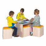 Tischpodest mit Linoleumdeckplatte und 4 Hockern - P2 546 1
