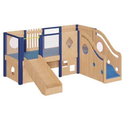 Kleine Spielburg mit Rutsche und Wellenaufstieg