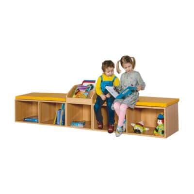 Lesestrecke mit Fächern, Bücherregal und Sitzpolstern