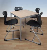 Quadrattisch mit Stahlgestell fahrbar oder feststehend – Bild 2