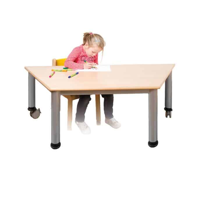 trapezförmiger Tisch, Platte mit Schichtstoff