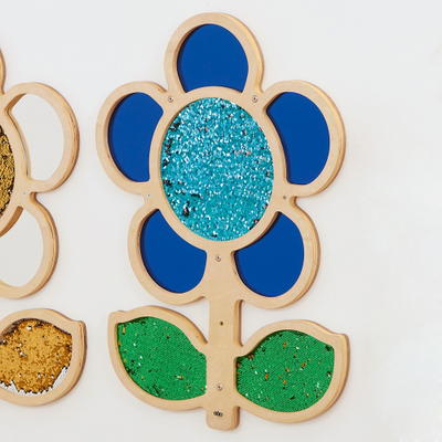 Wanddekoration mit Streichpailletten – Blume, blau