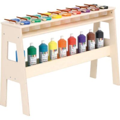 Beistelltisch mit Farben und Farbbechern