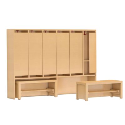 Garderobenspind mit verkürzten Türen, Einlegeboden und Dreifachhaken