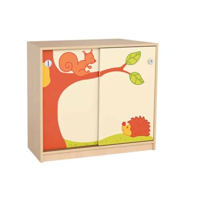 Fantasiewelt Schrank mit Eichhörnchen und Igel