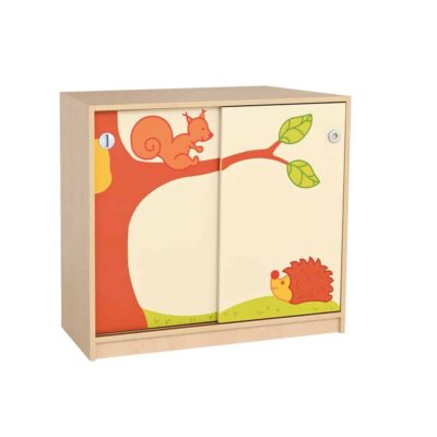 Fantasiewelt Schrank mit Eichhörnchen und Igel