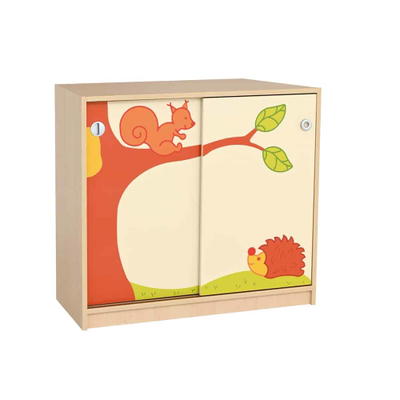 Fantasiewelt Schrank mit Eichhörnchen und Igel