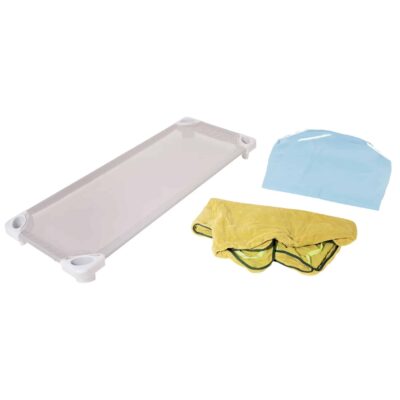 Stapelbare Liege mit Auflage und grünem Schlafsack