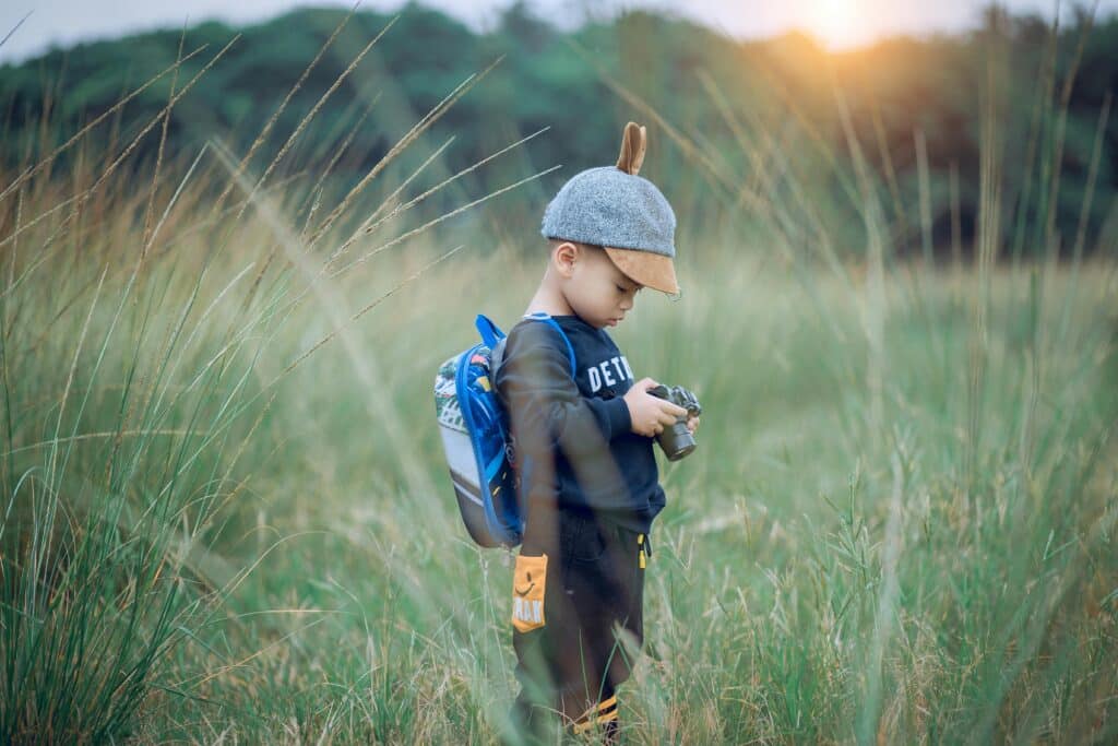 Kindergartenkind entdeckt die Natur