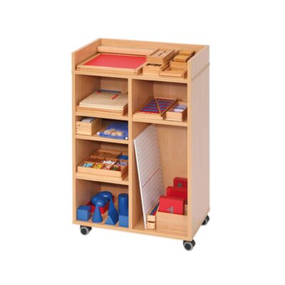 Montessori-Lernmaterial für Mathematik im fahrbaren Regal