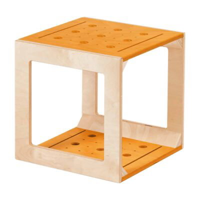 Würfel mit Löchern und Schlitzen