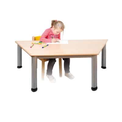 Trapezförmiger Tisch, Platte mit Schichtstoff