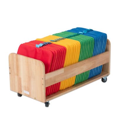 Mobiler Kissenwagen mit 32 quadratischen Kissen