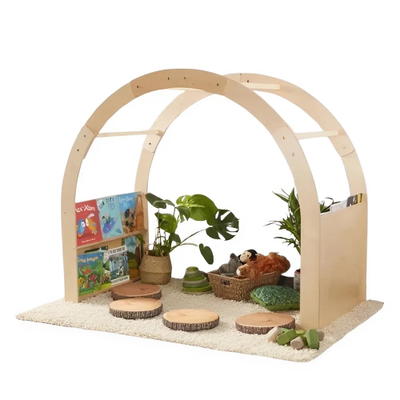 Indoor-Leseecke mit Bücherregalen – Rafiki Arch