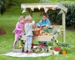 Outdoor-Marktstand aus Holz - DR041 Millhouse Outdoor Market Stall Lifestyle 2 RGB 5b852a24 a07e 4832 b796 b30f1ae45341