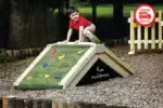 Klettergerüst „Dreieck“ mit Leiter, Kletterwand, Spiegel & Kreidetafel - DR042 Millhouse Outdoor Climbing A Frame chalk side Lifestyle CMYK