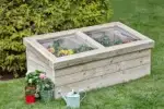 Mini-Gewächshaus aus Holz - DR124 Millhouse Outdoor Cold Frame Lifestyle B RGB 2723a63f c119 42a8 aa78 4ff45b975071