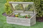 Mini-Gewächshaus aus Holz - DR124 Millhouse Outdoor Cold Frame Lifestyle C RGB c15301b3 57ee 4232 89de d08c98c470c0