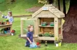 Outdoorregal aus Holz „Pflanzenladen“ - DR125 Millhouse Outdoor Plant Store Lifestyle CMYK 1 RGB a8f59e97 3e84 41a3 b97b aa251a310a74