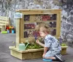 Mini-Insektenhotel mit Pflanzkasten - DR126 Millhouse Outdoor Mini Beast Hotel With Planter Base Lifestyle RGB 20d4fbba 625c 4fd7 aa2e 150262bc18fd
