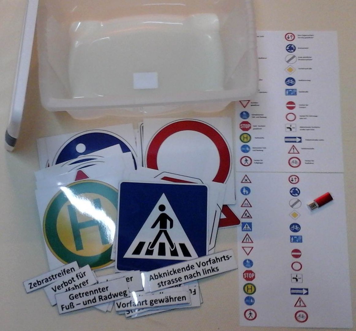 Magnetisches Verkehrsschilderset, 48 Teile, ca. 17 x 17 cm