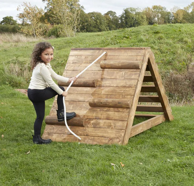 Klettergerät mit Seil aus Holz – „Rope Climbing Crest“
