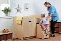 Ergonomische Wickelkommode mit integrierter Treppe - PT486 Millhouse Early Years Furniture Stepped Baby Changing Unit Lifestyle RGB.jpg