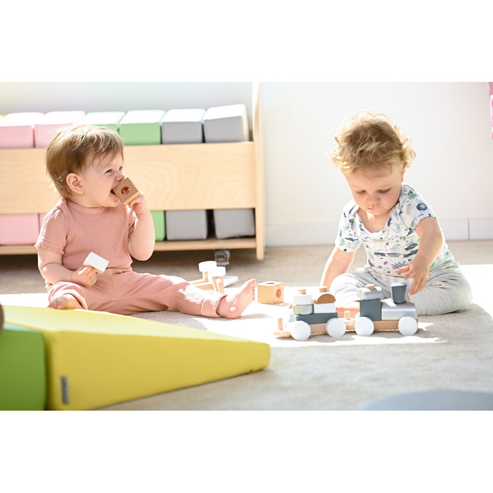 Holzzug mit weiß-grauen Bausteinen - 542123 f 23