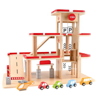 Parkhaus mit Tankstelle und Fahrzeugen